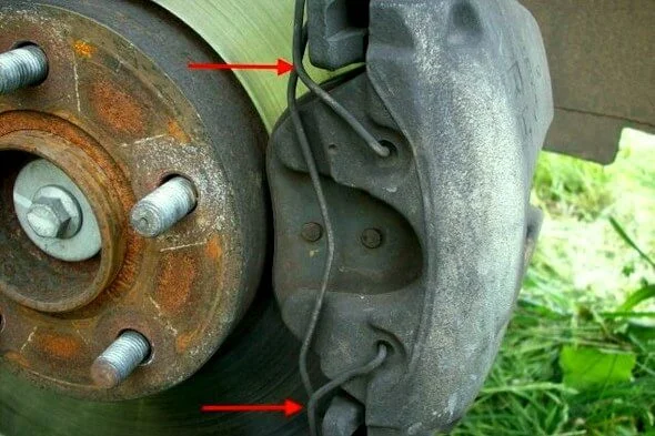 фиксирующая скоба суппорта